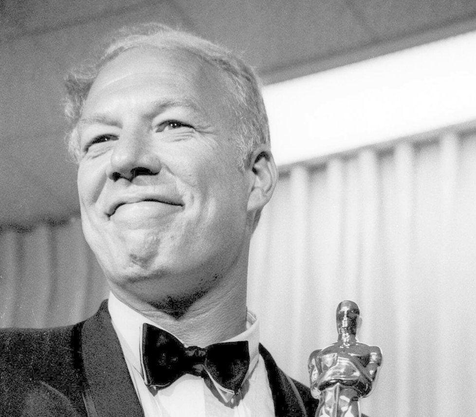 George Kennedy se soškou Oscara na archivním snímku z roku 1968