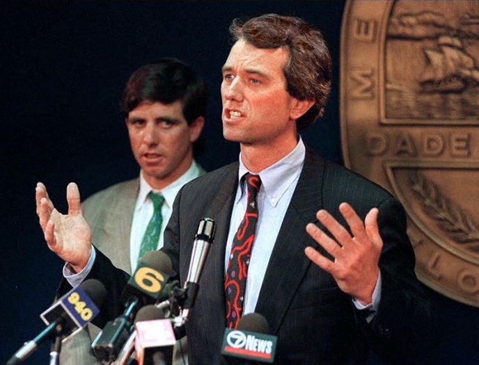 Michael Kennedy (vlevo) společně se svým bratrem Robert Kennedym Jr. (vpravo) v roce 1996