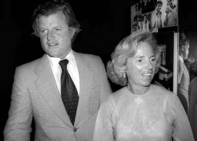 Ted Kennedy a Ethel Kennedyová, manželka Roberta Kennedyho. Její rodiče také zahynuli při leteckém neštěstí.