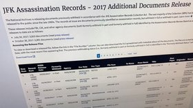 Donald Trump odložil zveřejnění některých utajovaných dokumentů z vyšetřování atentátu na někdejší hlavu Spojených států Johna Kennedyho.