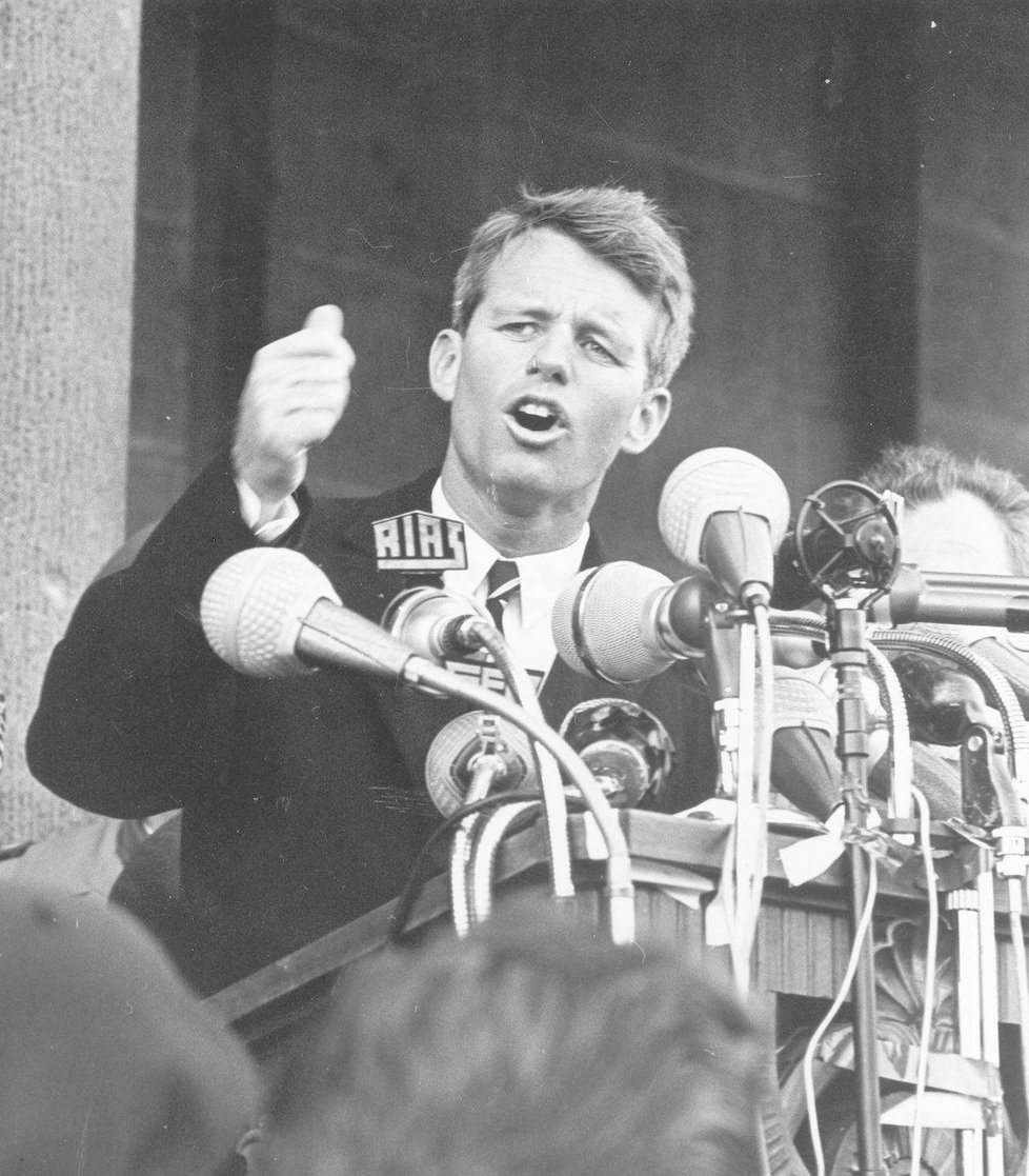 Robert Kennedy během projevu v Berlíně