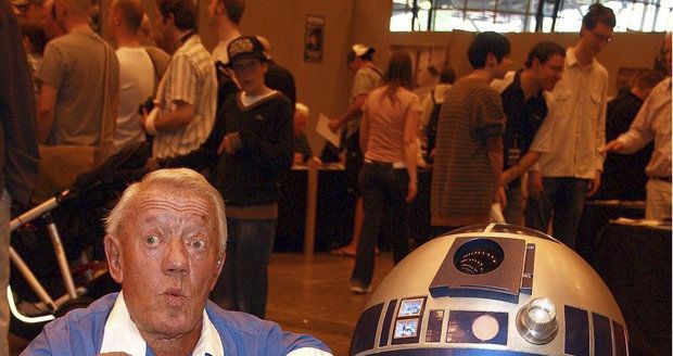 Sbohem, R2-D2: Zemřel Kenny Baker, představitel robota z Hvězdných válek 