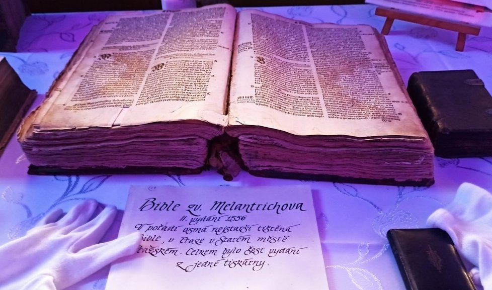 Druhá nejstarší svatá kniha na světě, kterou si každý může osahat v rukavičkách.