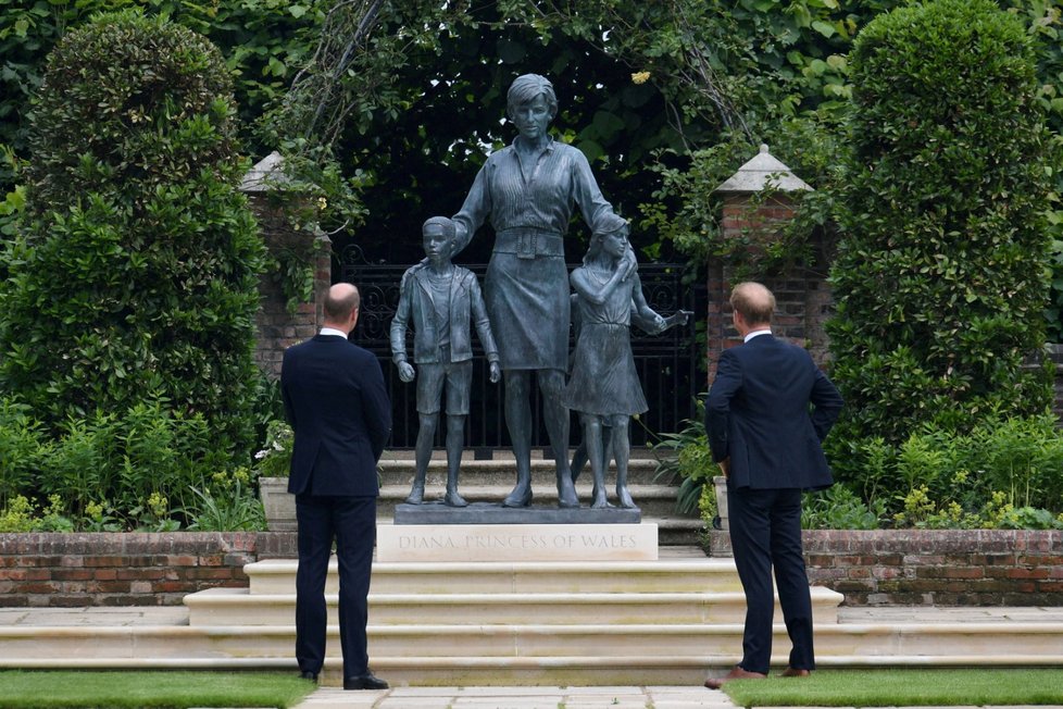 William a Harry u matčina památníku v zahradě Kensingtonského paláce (1. 7. 2021).