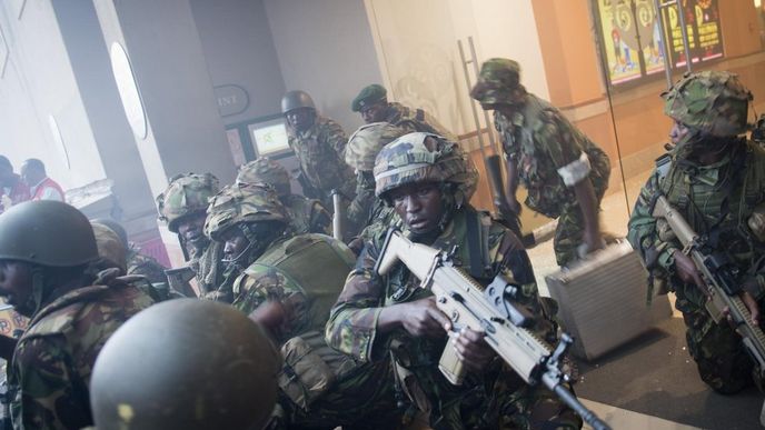 Kenští vojáci při osvobozování luxusního nákupního centra Westgate Mall v Nairobi, 22. 9. 2013
