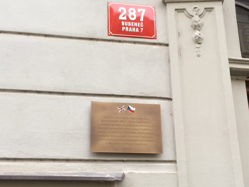 Pamětní deska na domě v Keramické ulici upomíná na existenci a působení tzv. podzemní univerzity.
