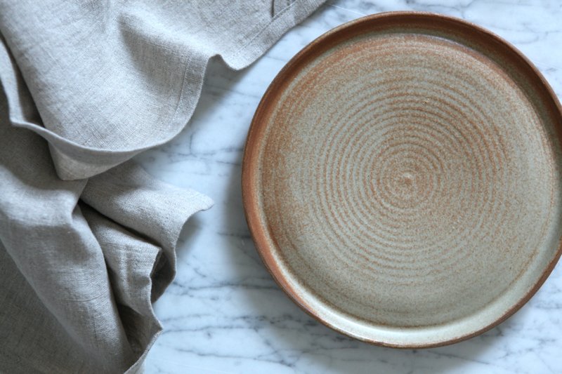 Keramický talíř z dílny Soni Malinové zaujme svým přírodním vzhledem.