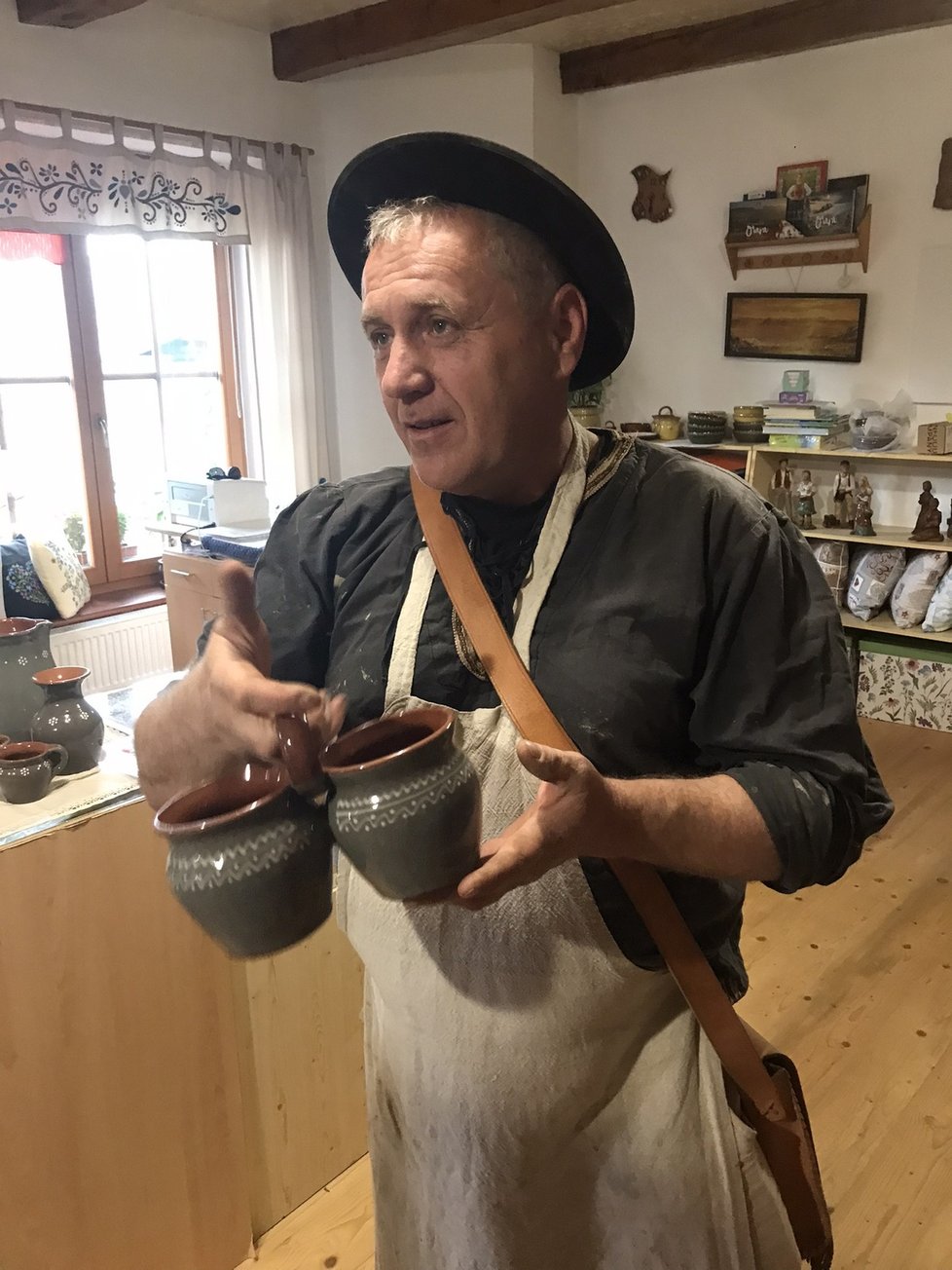 Hrnčíř Ľubomír Hoľma z Trstené zdědil svoje řemeslo po rodičích a nadšení z něj čiší. Kromě výroby a prodeje trstenské keramiky, která má tradici už od roku 1870, pořádá i lekce pro děti a dospělé.