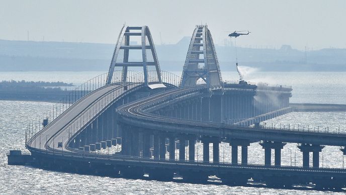 Helikoptéra hasící požár Kerčského mostu 