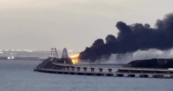 Most na Krym v plamenech! Podle Rusů jen „drobná nehoda“, Ukrajinci mluví o mohutném výbuchu