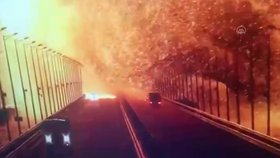 Putinova chlouba v plamenech: Výbuch na Kerčském mostě