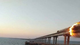 Most na Krym: Silnice v jednom směru se celá propadla.