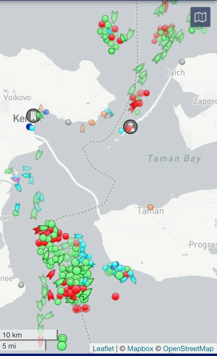 Podle mapové aplikace se před mostem vytvořily zácpy.