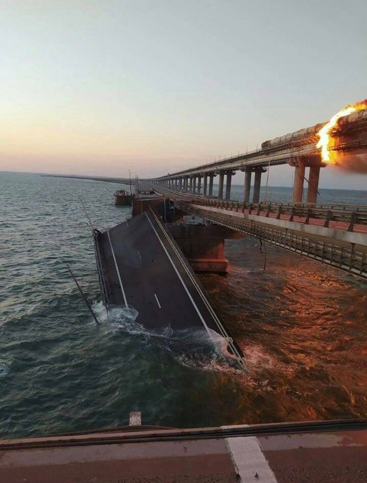 Most na Krym: Silnice v jednom směru se celá propadla.