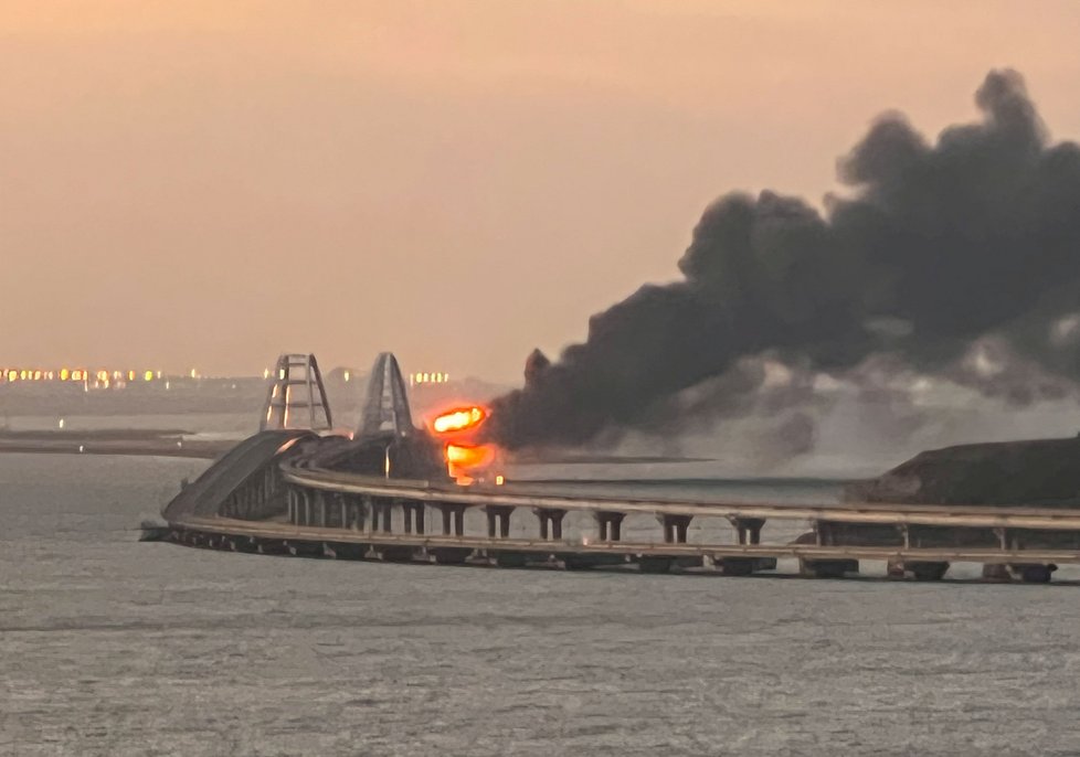 Požár na Kerčském mostě: Hořela cisterna (8. 10. 2022).