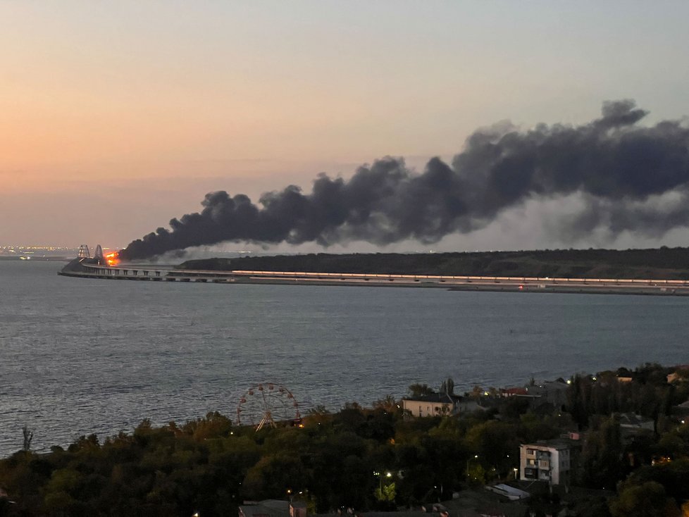 Požár na Kerčském mostě: Hořela cisterna (8. 10. 2022).