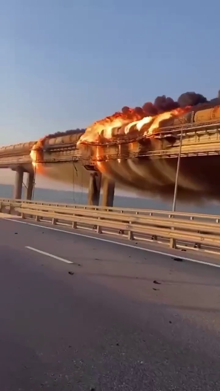 Výbuch na Kerčském mostě (8. 10. 2022)
