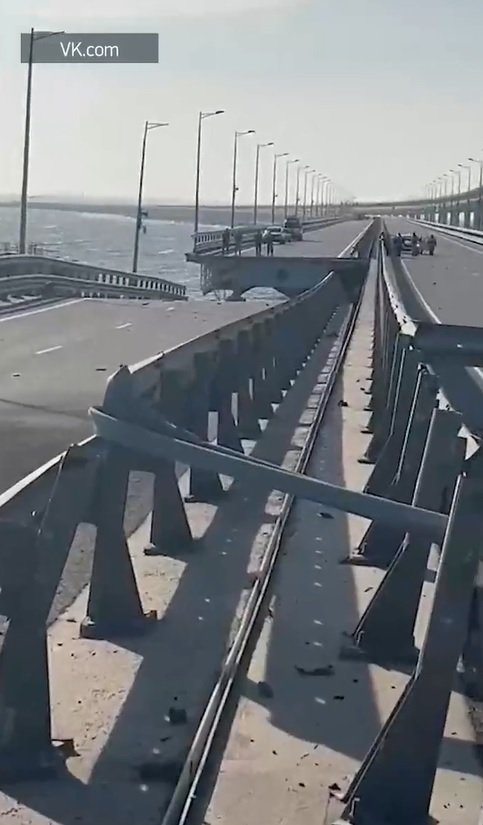 Obří výbuch poškodil Kerčský most spojující Rusko s Krymem (8.10.2022)