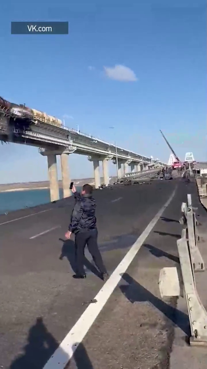 Obří výbuch poškodil Kerčský most spojující Rusko s Krymem (8.10.2022).