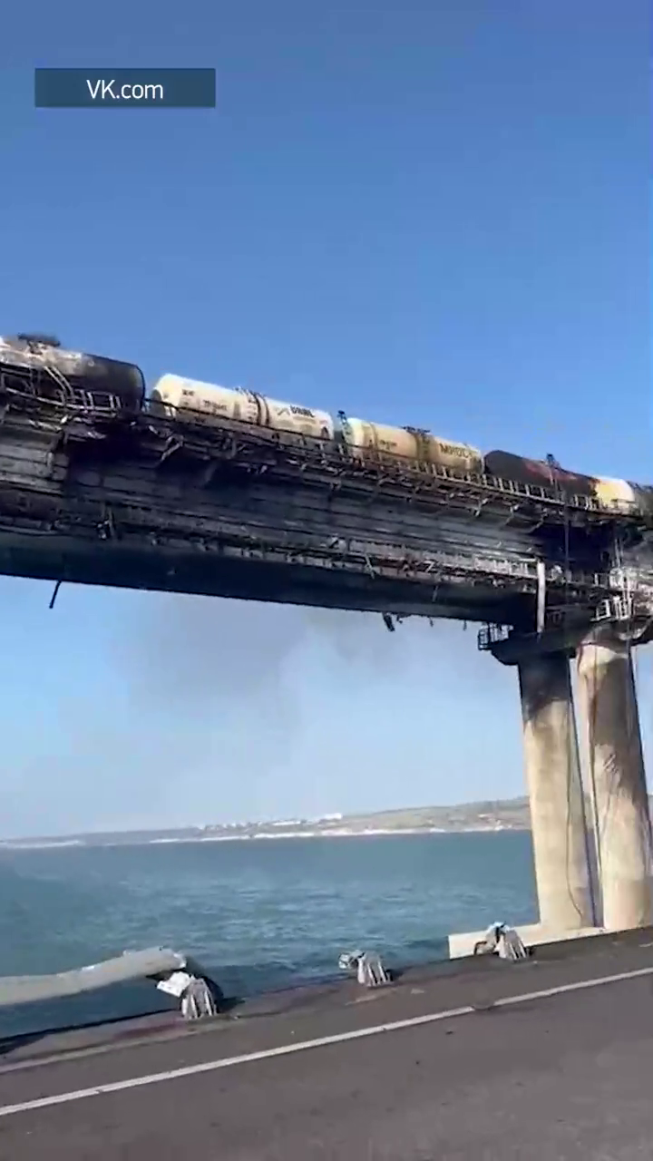 Obří výbuch poškodil Kerčský most spojující Rusko s Krymem (8. 10. 2022).