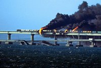 ONLINE: Při výbuchu na Kerčském mostě zemřel i soudce z Moskvy. A Rusové provedli další únos