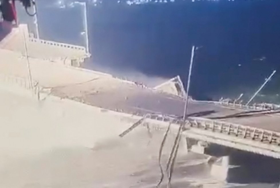Výbuch Kerčského mostu vedoucího z Ruska na Krym (8. 10. 2022)