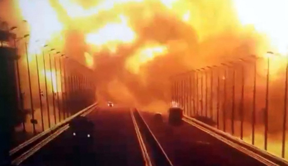 Výbuch Kerčského mostu (8. 10. 2022)