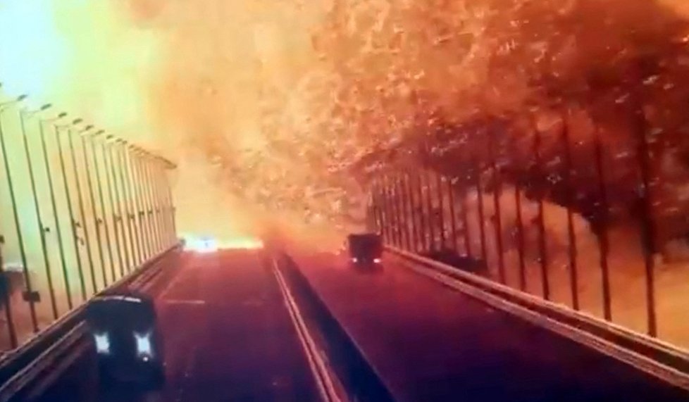 Výbuch Kerčského mostu (8. 10. 2022)