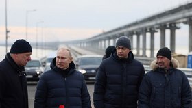 Vladimir Putin při kontrole Kerčského mostu