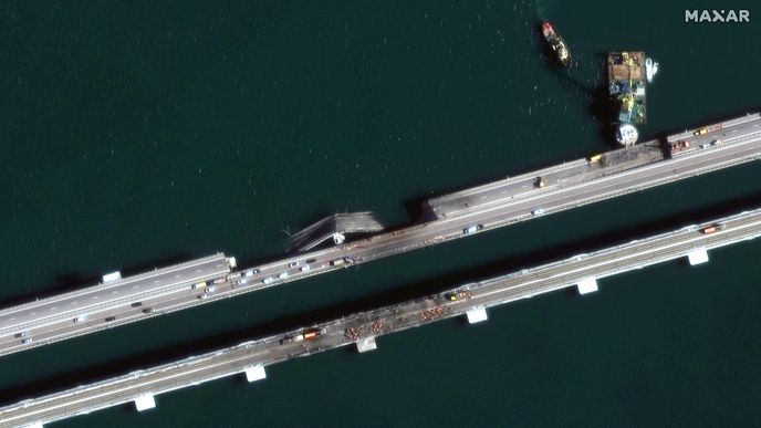 Satelitní snímek obnoveného provozu přes Kerčský most. 
