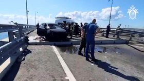 Exploze mostu na Krym: Poškozená vozovka a dva mrtví. Rusové prchají pryč, tvoří se kolony