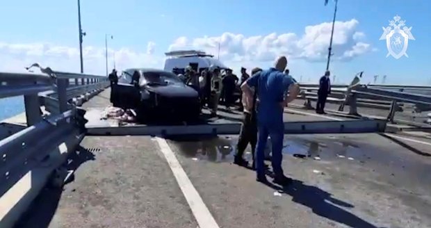 Exploze mostu na Krym: Poškozená vozovka a dva mrtví. Rusové prchají pryč, tvoří se kolony