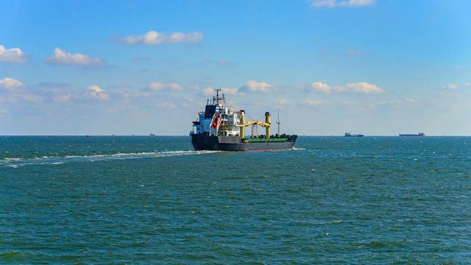 Loď s nákladem v Kerčském průlivu