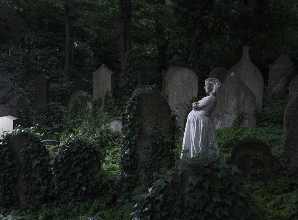 Těhotnou vnučku Vladimíra Brabce Lenu Brauner vyfotila na hřbitově.