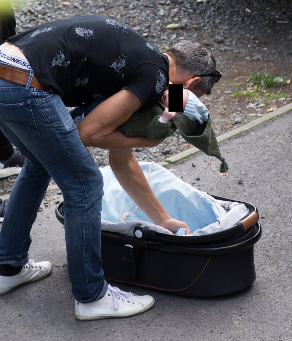 Andrea Kerestešová Růžičková a manželem Mikolášem vezou v kočárku syna Tobiáše.