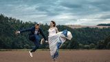 Utajená svatba Andrey Kerestešové: Obřad v polích. Proč neměla bílé šaty?