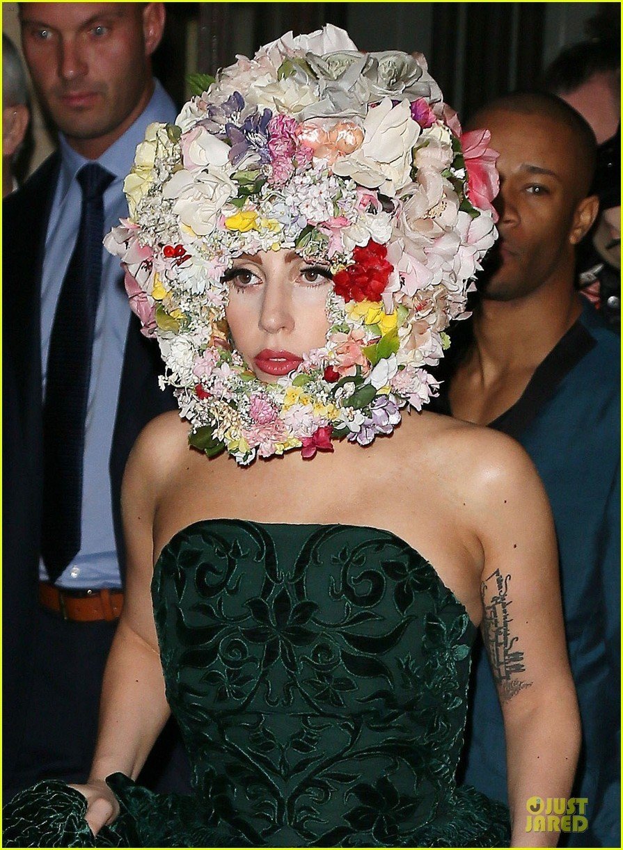 Lady Gaga. Jednou s flákotou masa, podruhé s květinovým kulichem...