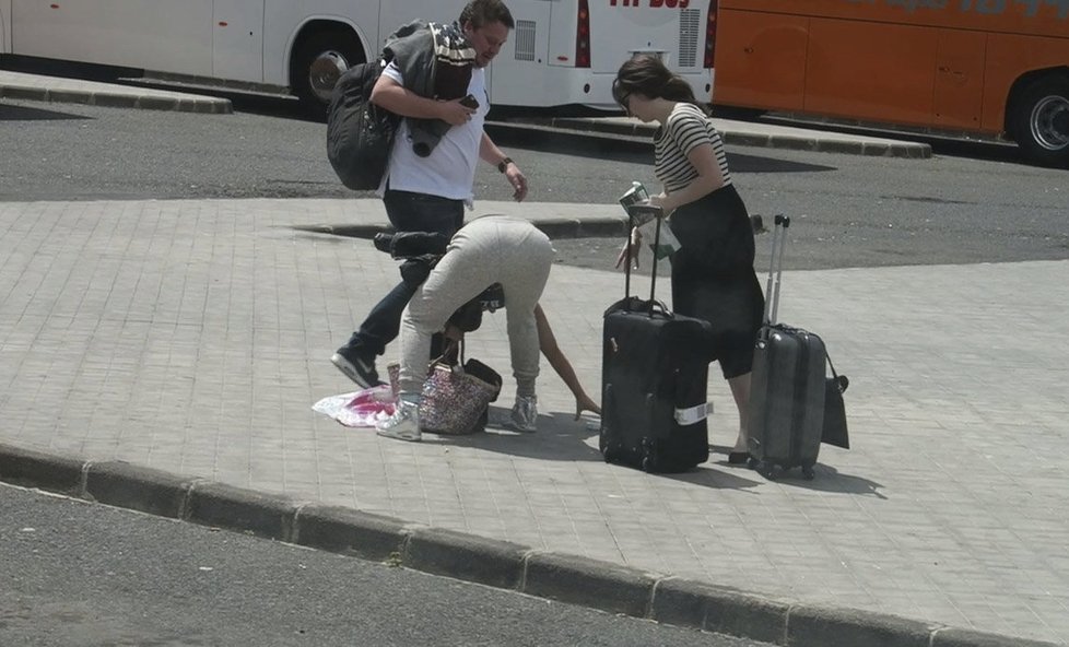 Zpěvačka Kerry Katona se opilá válela po zemi na letišti.