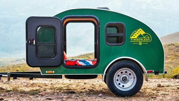 Tento malý karavan stojí jen 200 tisíc. Je to hlavně pojízdná postel