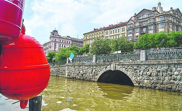 Dvojici geocacherů, kteří doprovázeli tragicky zesnulé, vylovili záchranáři v centru Prahy z Vltavy. Tohle je ústí Motolského potoka.