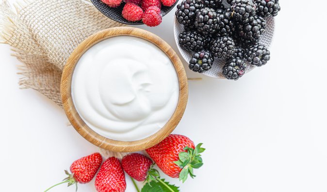 Při ketodietě můžete i mlsat - řecký bílý jogurt s trochou bobulovitého ovoce