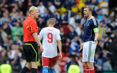 Nizozemec Blom odpískal klíčový zápas kvalifi kace jako kovaný Čech. Režisér penalty Rezek spokojeně odešel a kapitán Skotů Fletcher jen bezmocně nadával.