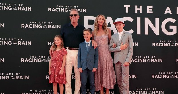Kevin Costner a Christine Baumgartnerová s dětmi