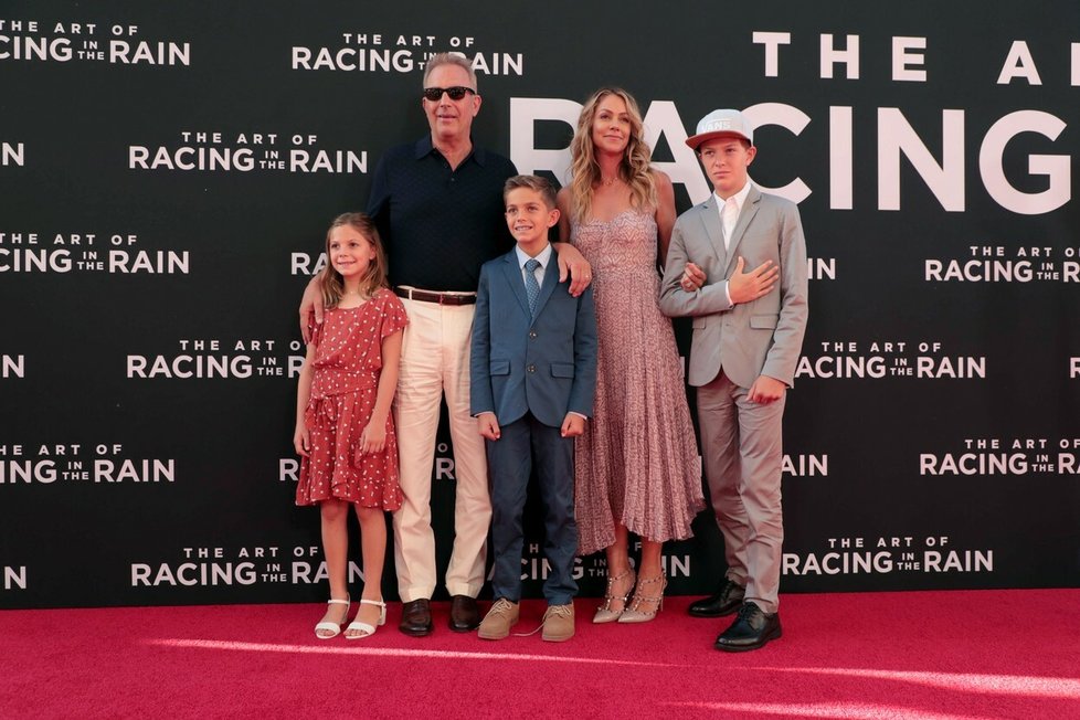 Kevin Costner a Christine Baumgartnerová s dětmi