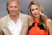 Kevin Costner (58) na filmové premiéře Muž z ocele zapózoval s půvabnou ženou Christine (39).