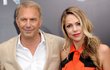 Kevin Costner s manželkou Christine Baumgartnerovou