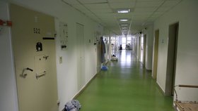Chodba psychiatrického pavilonu připomíná jiná, běžná oddělení věznice.