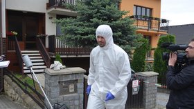 Na místě čtyřnásobné vraždy v domku v Brně-Ivanovicích pracovali i kriminalisté ve speciálních oblecích.