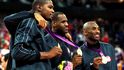Kobe Bryant (vpravo) se svými spoluhráči Kevinem Durantem a LeBronem Jamesem (uprostřed) po trimfu na olympiádě