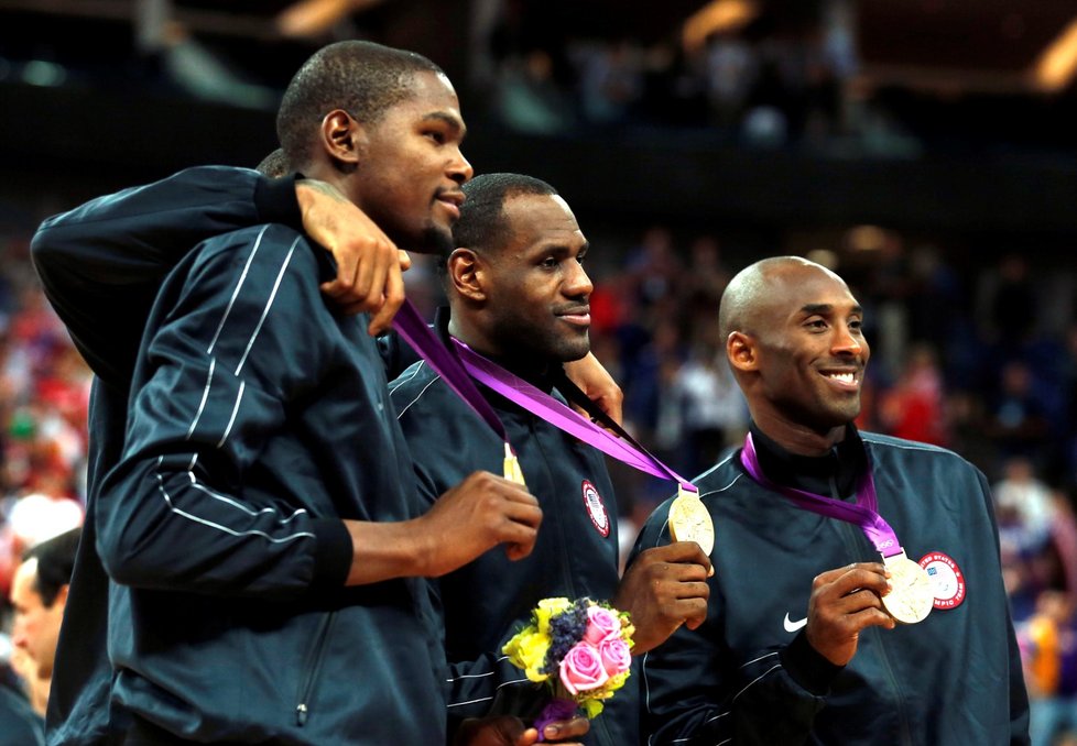 Kobe Bryant (vpravo) se svými spoluhráči Kevinem Durantem a LeBronem Jamesem (uprostřed) po trimfu na olympiádě